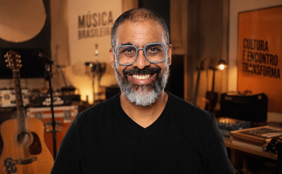 Zé Alexandre, diretor da ZPORZ Multi Artes, em estúdio de música